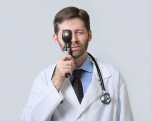 should-this-doctor-be-threatened-by-smartphone-ophthalmoscopy_1